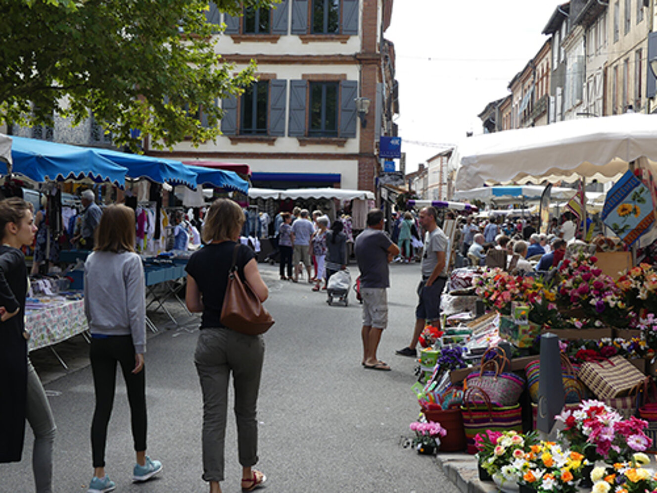 Marché sur la place de la Liberté Marché sur la place de la Liberté