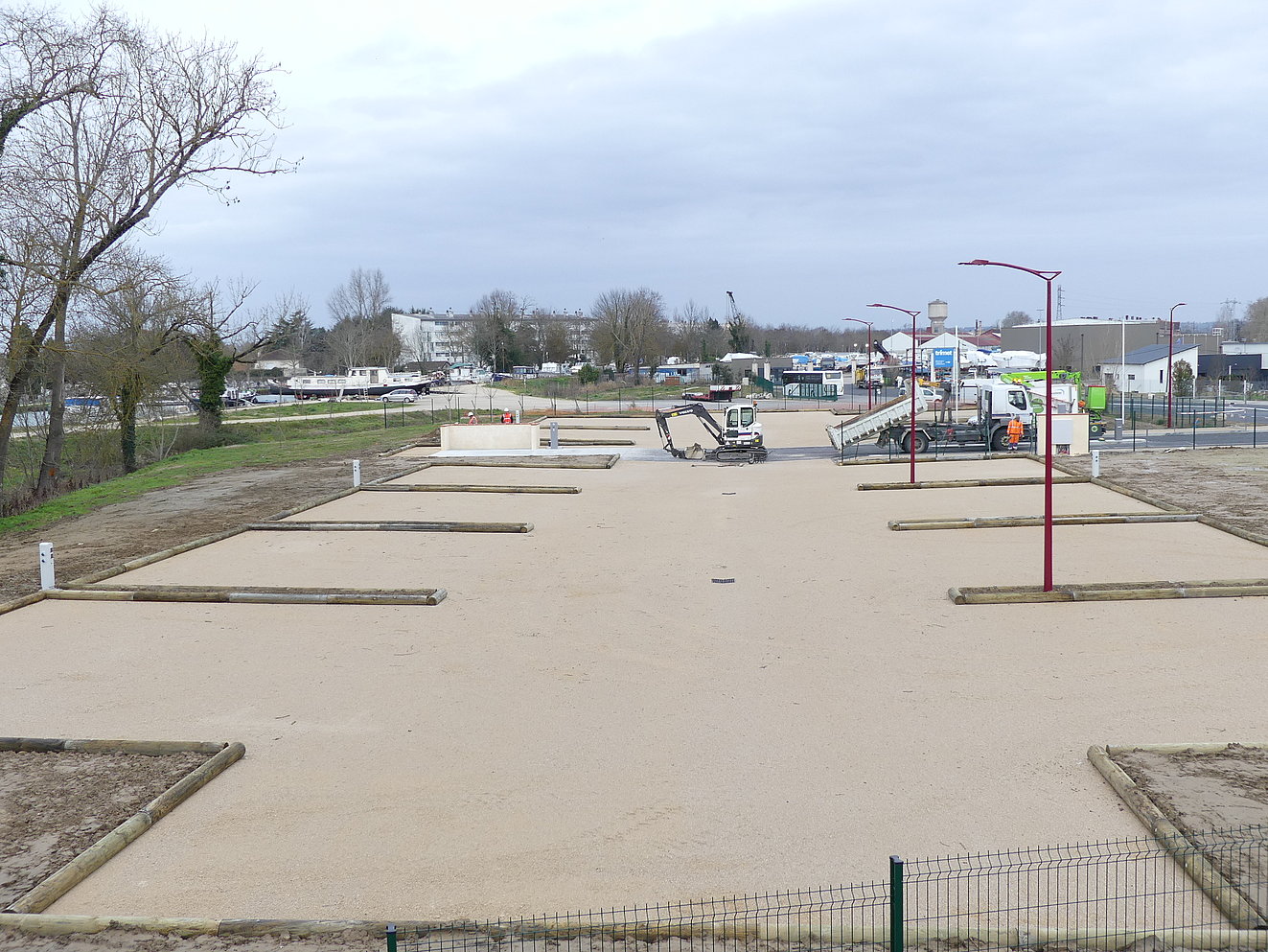 Pose des lampadaires sur l'aire de camping-car