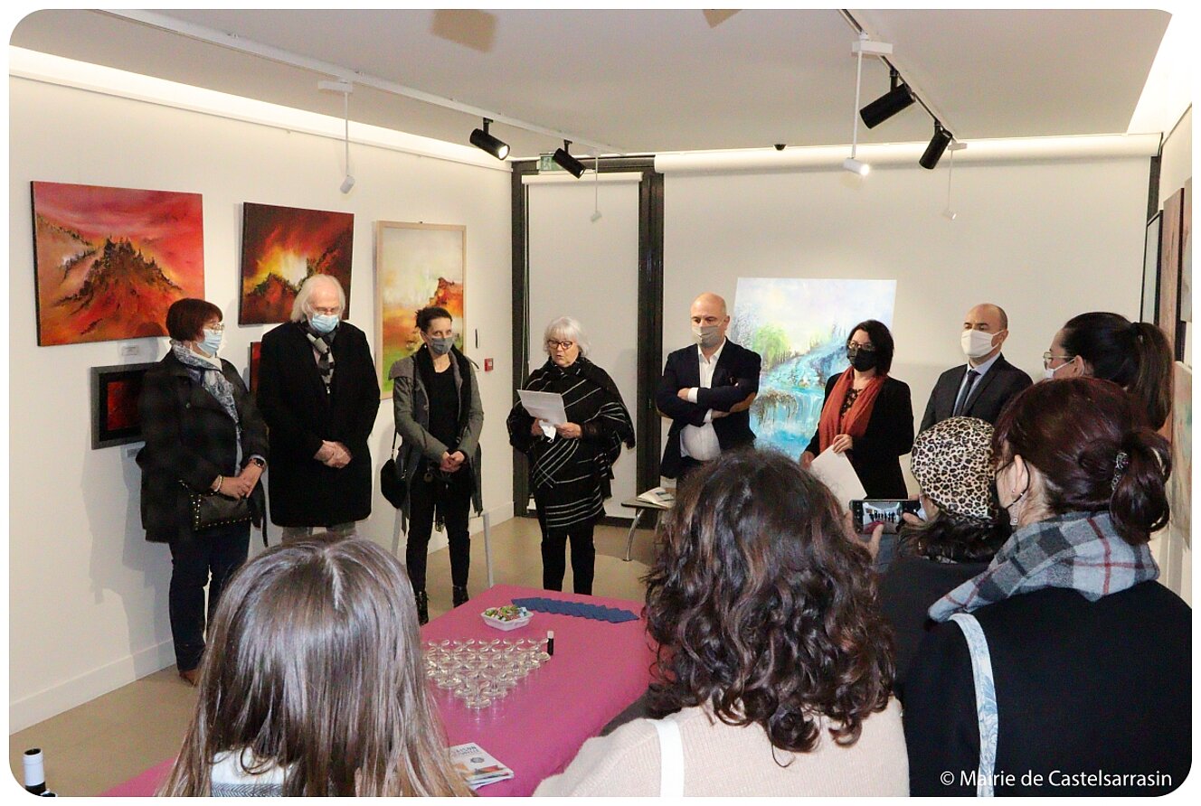 Madame Bajon-Arnal, élue à la culture, récitant son discours Madame Bajon-Arnal, élue à la culture, récitant son discours