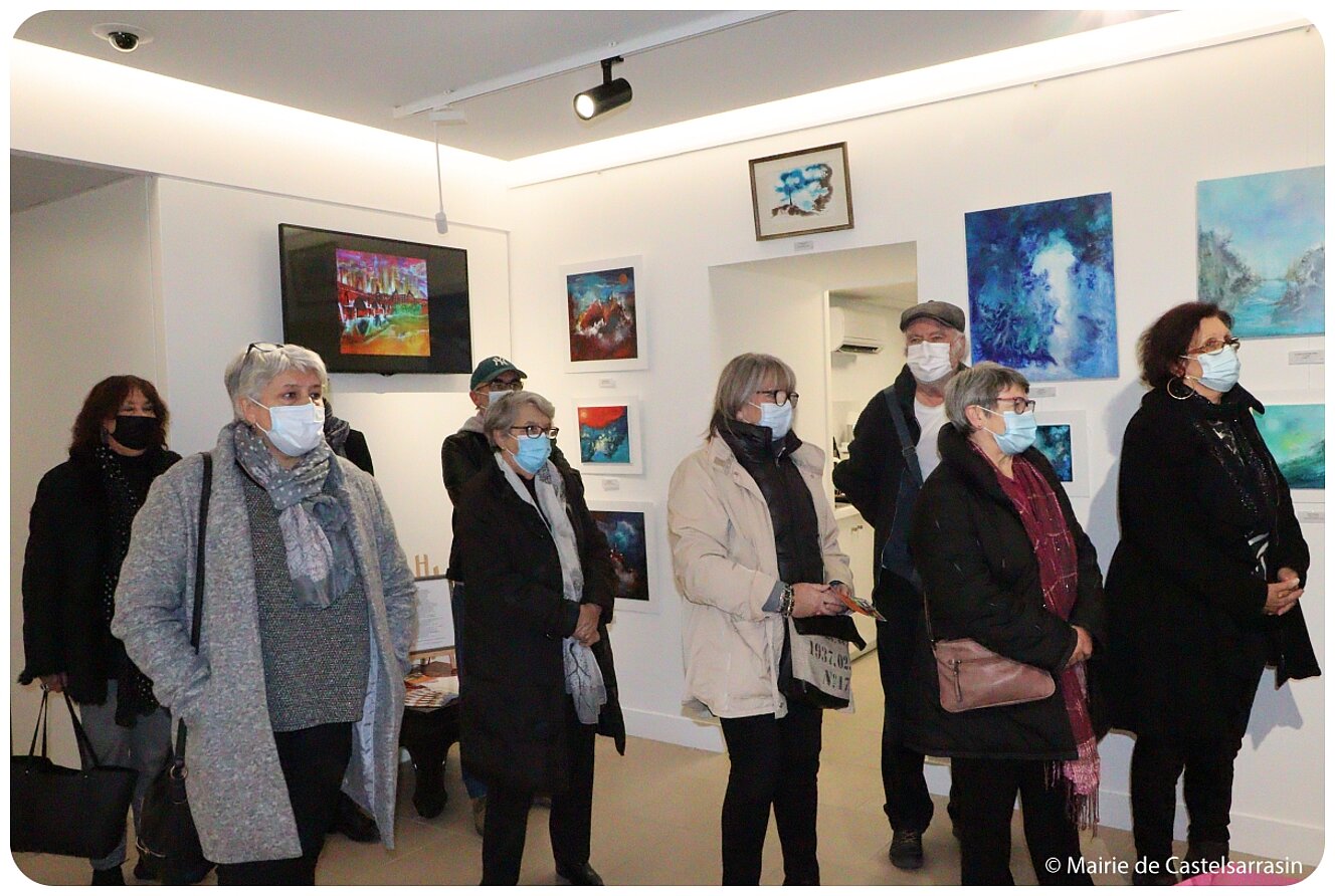 Personnes venues au vernissage écoutant attentivement le discours Personnes venues au vernissage écoutant attentivement le discours