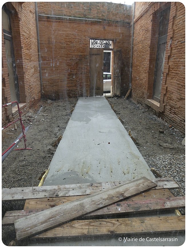 Cour devant l'entrée en travaux