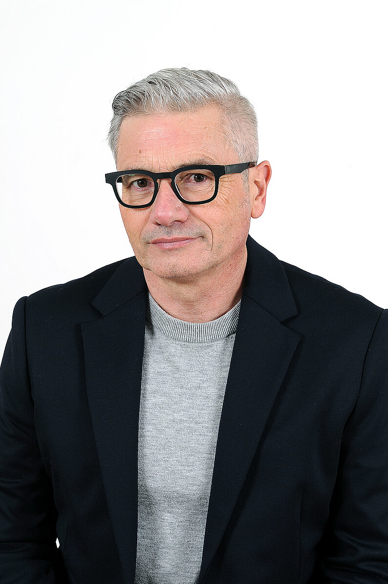 Portrait du septième adjoint au maire, Serge ROUZIE, de face