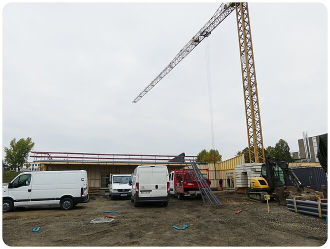 Grue sur le chantier de l'école maternelle Grue sur le chantier de l'école maternelle