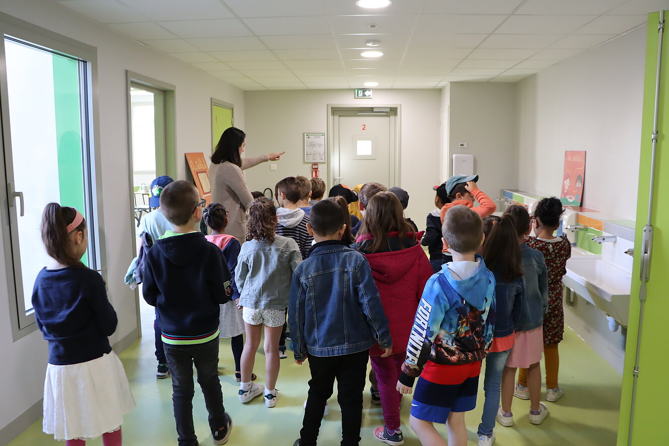 Les enfants partent à la découverte de l'école accompagnés de leur maitresse