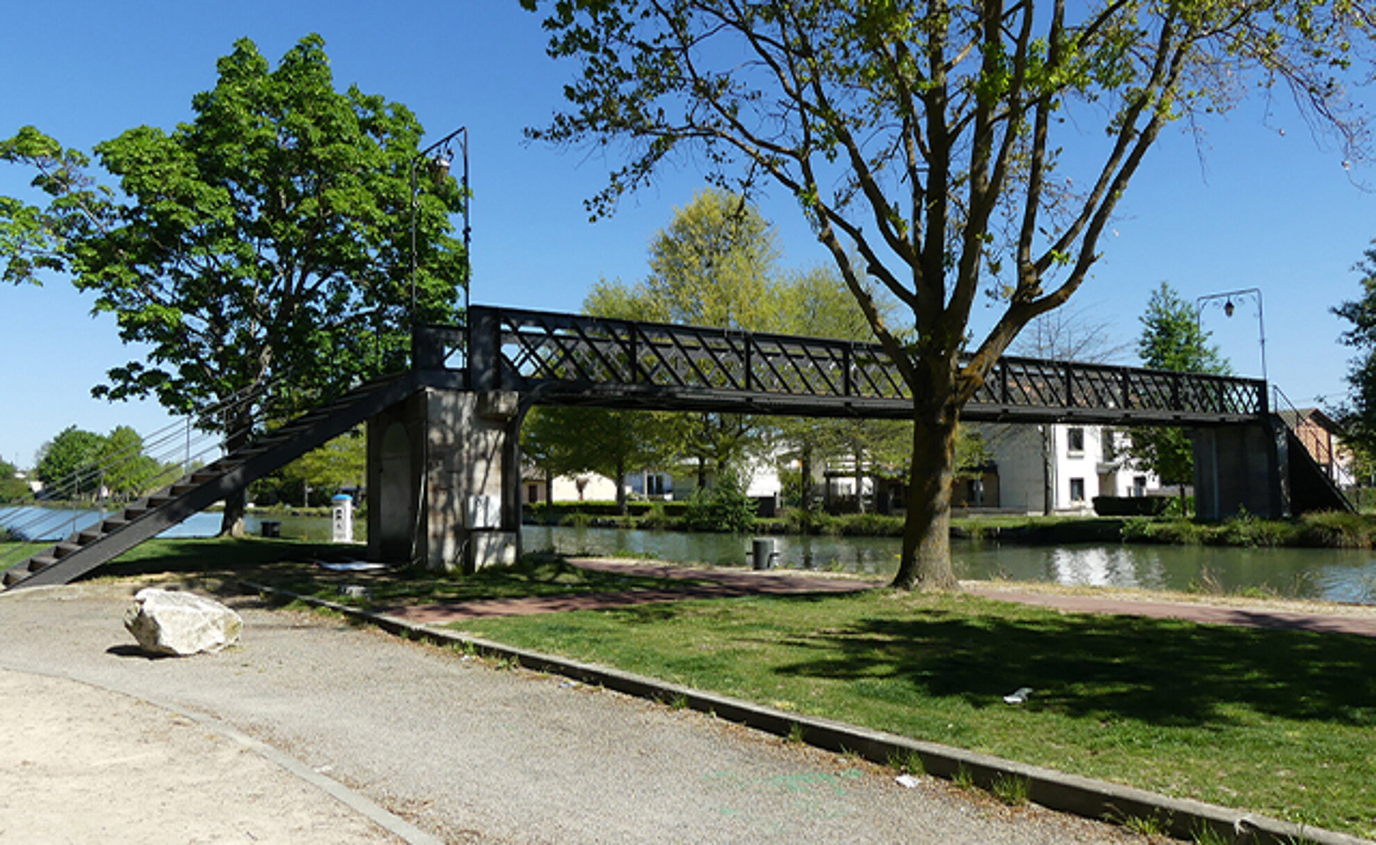 Passerelle du canal vue dans son entiereté Passerelle du canal vue dans son entiereté