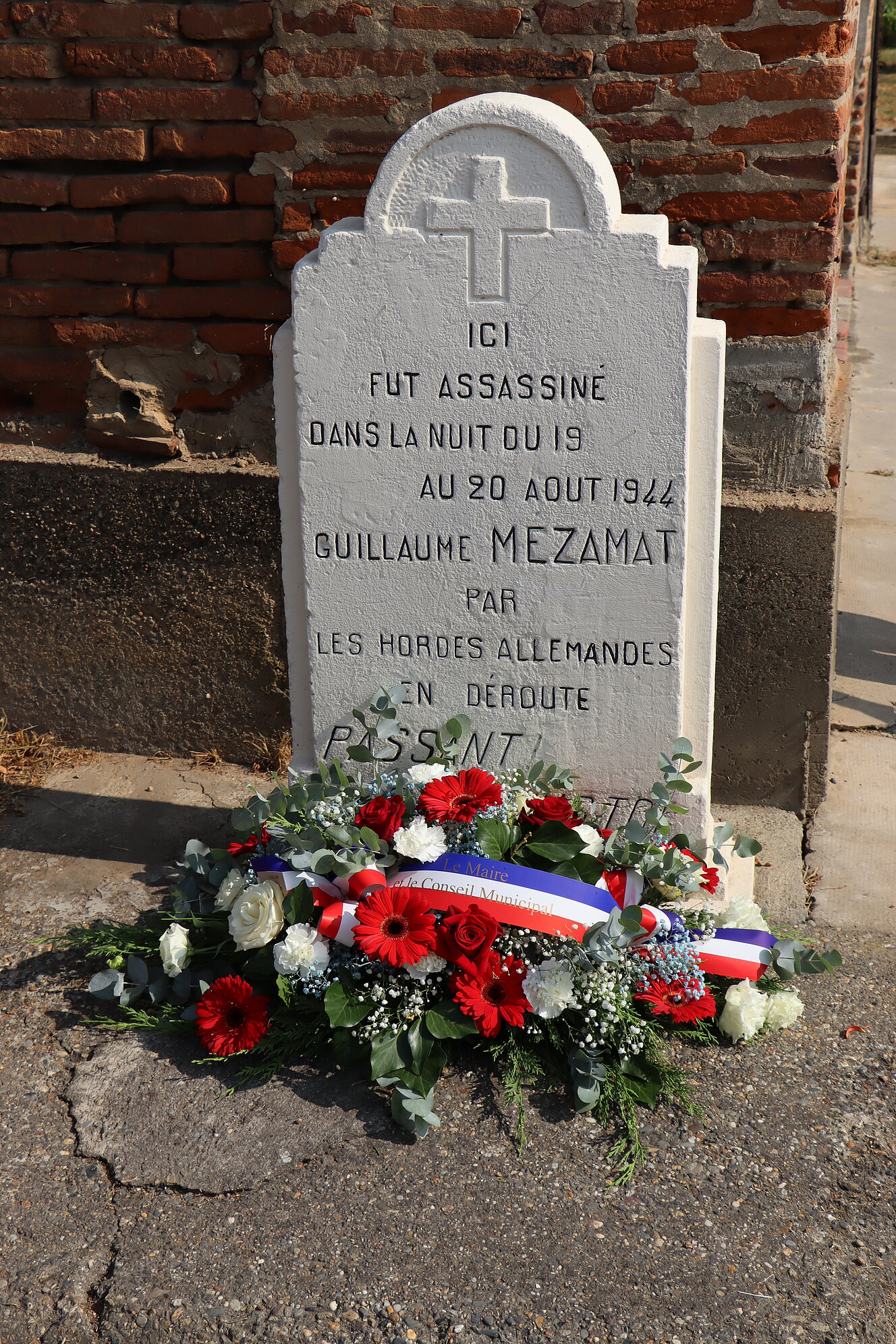 Dépot de gerbe sur la stèle de Guillaume Mézamat à l'occasion des 80 ans de la Libération de Castelsarrasin le 20 aout 2024