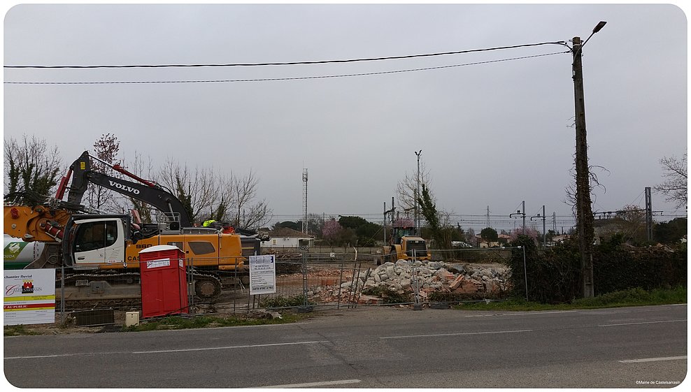 Le chantier et les engins de démolitions sous un ciel gris