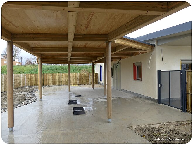 Cour devant l'entrée de l'école maternelle Cour devant l'entrée de l'école maternelle