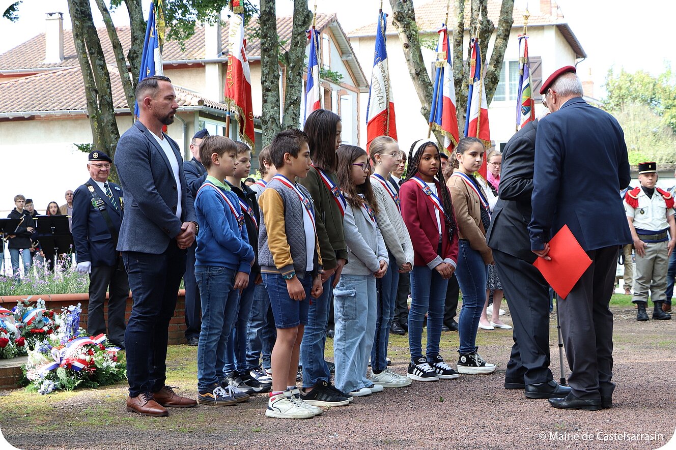 Le 8 mai 2025, le Conseil Municipal des Jeunes a participé à la commémoration de la Fête de la Victoire de 1945, organisée au Monument aux Morts de Castelsarrasin.