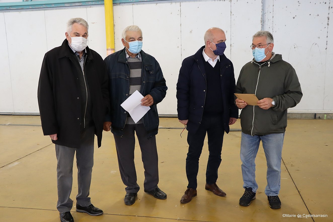 Monsieur le maire et ses agents avec un producteur
