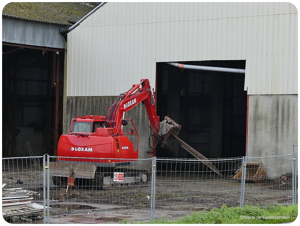 L'engin de démolition s'attaque au hangar  