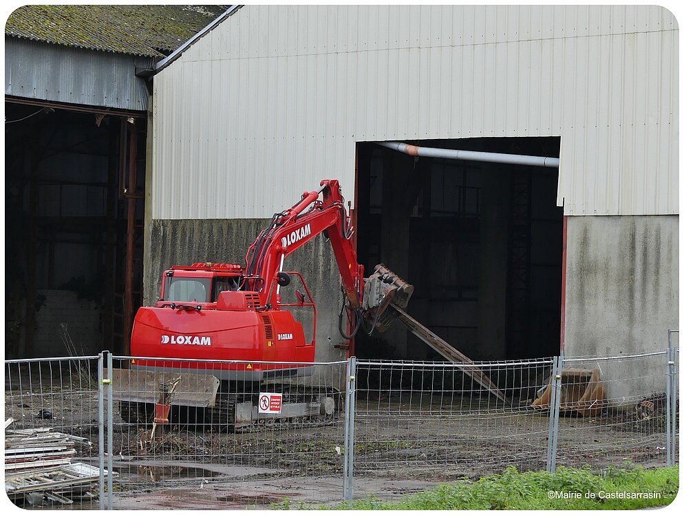 L'engin de démolition s'attaque au hangar L'engin de démolition s'attaque au hangar