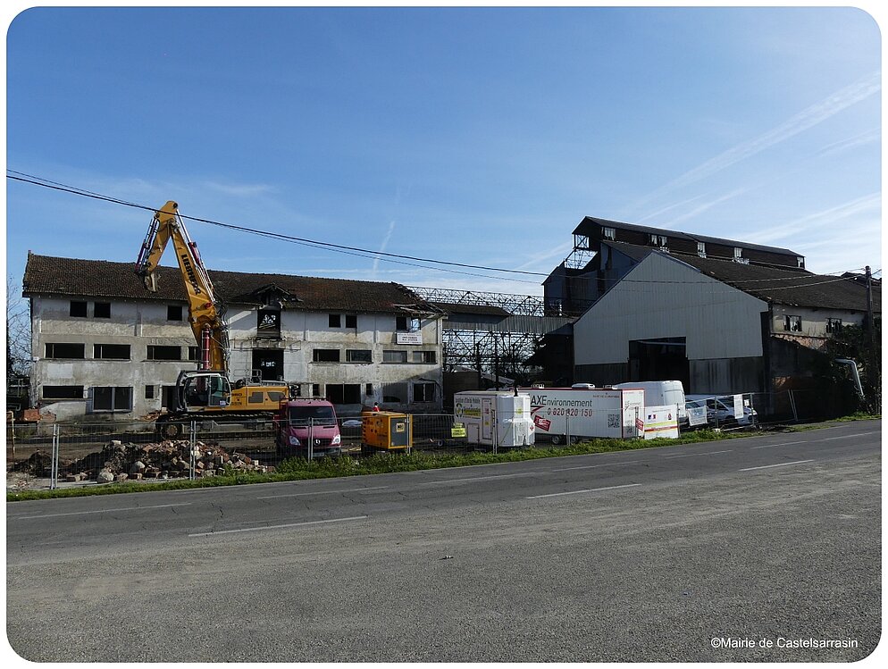 Début de la démolition de l'ancien chantier fluvial Début de la démolition de l'ancien chantier fluvial