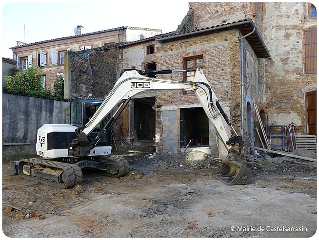 Tractopelle commençant les travaux de la maison d'Espagne