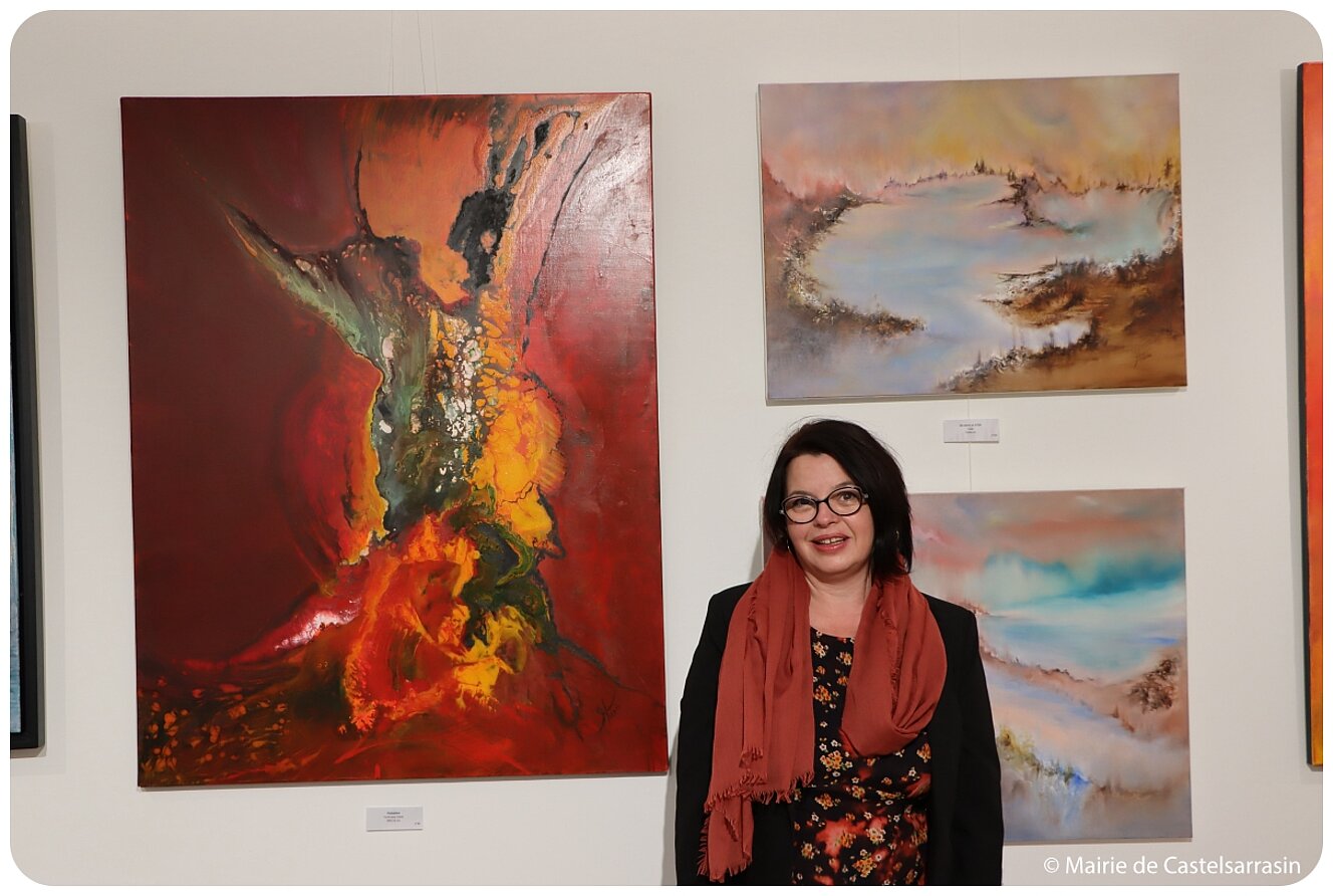 L'artiste Thésée devant 4 de ses tableaux L'artiste Thésée devant 4 de ses tableaux