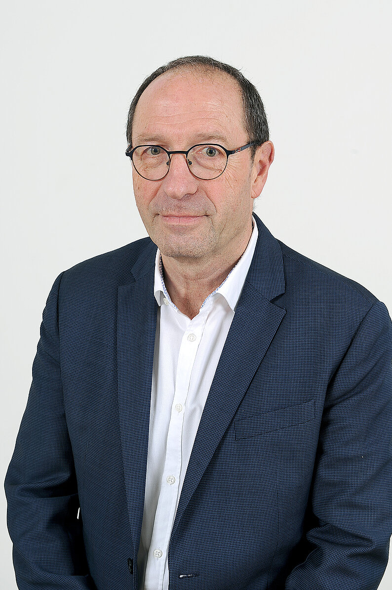 Portrait du premier adjoint au maire, Alex REMIA, de face