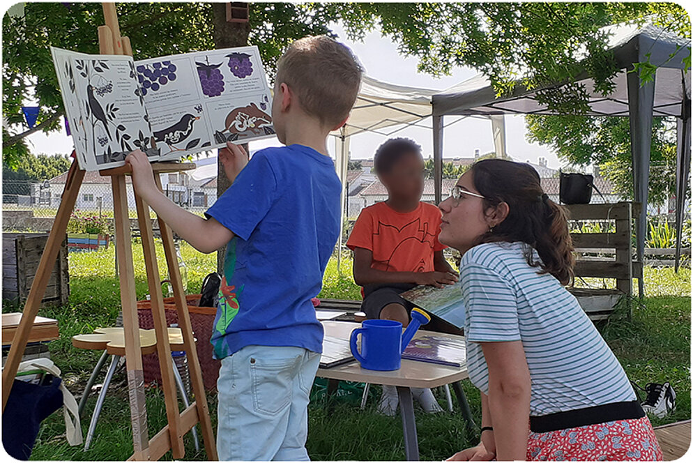 Lecture dans le jardin du Centre social de Castelsarrasin Lecture dans le jardin du Centre social de Castelsarrasin