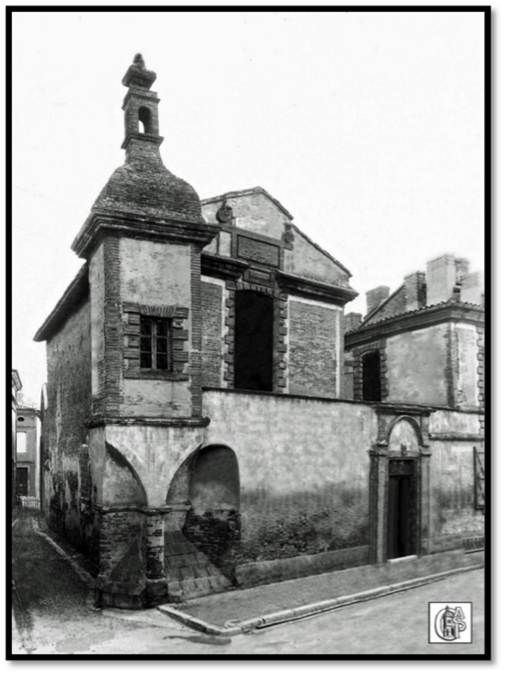Photographie en noir et blanc de la Maison d'Espagne telle qu'elle était avant démolition de la tour Photographie en noir et blanc de la Maison d'Espagne telle qu'elle était avant démolition de la tour