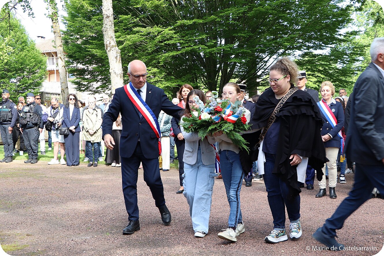 Le 8 mai 2025, le Conseil Municipal des Jeunes a participé à la commémoration de la Fête de la Victoire de 1945, organisée au Monument aux Morts de Castelsarrasin.