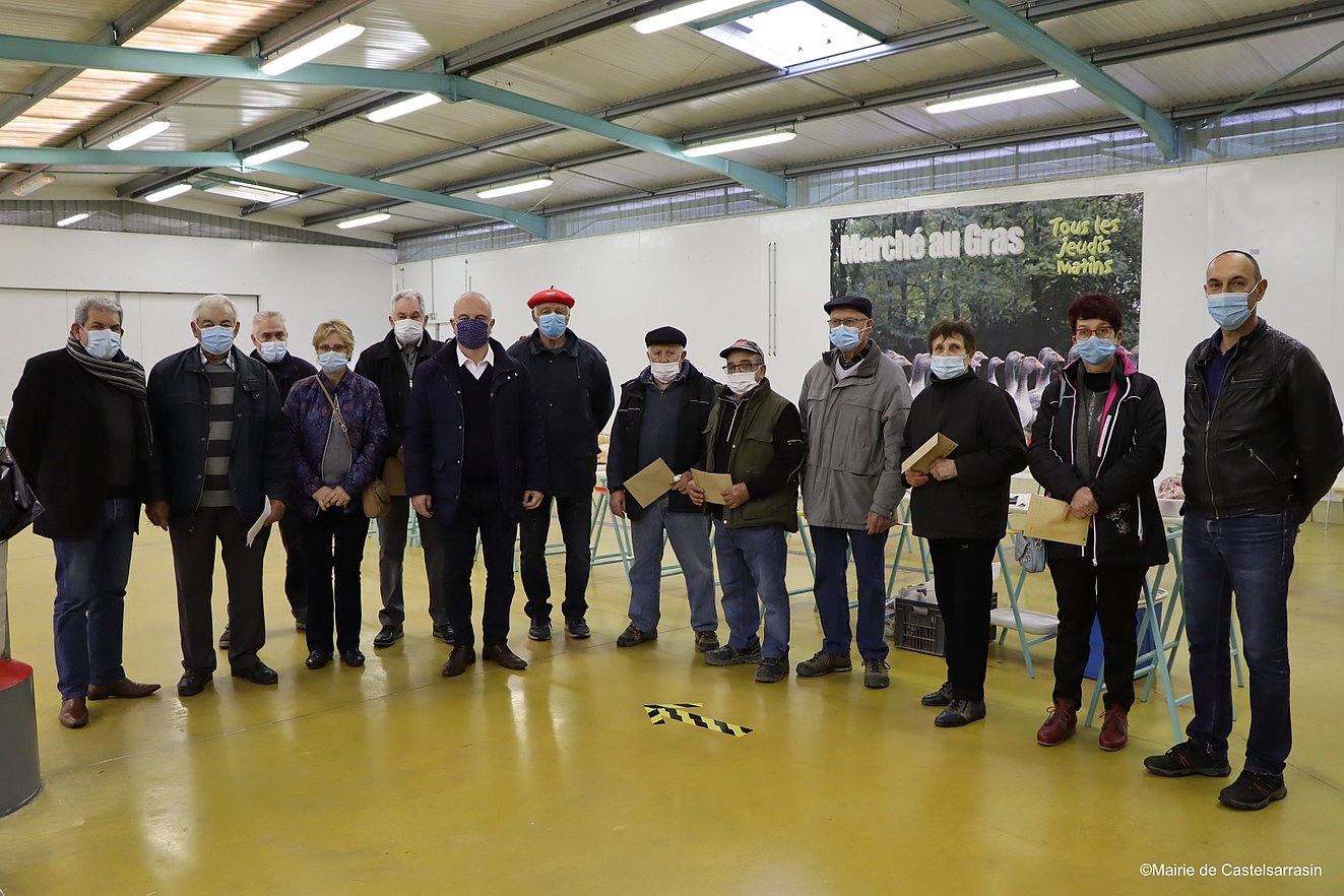 Photo de groupe de monsieur le maire et ses agents avec les producteurs