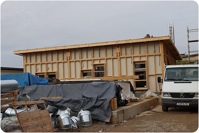 Matériel de chantier devant le batiment