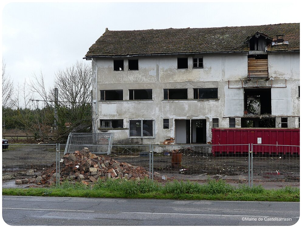 Les premières briques sont tombées Les premières briques sont tombées