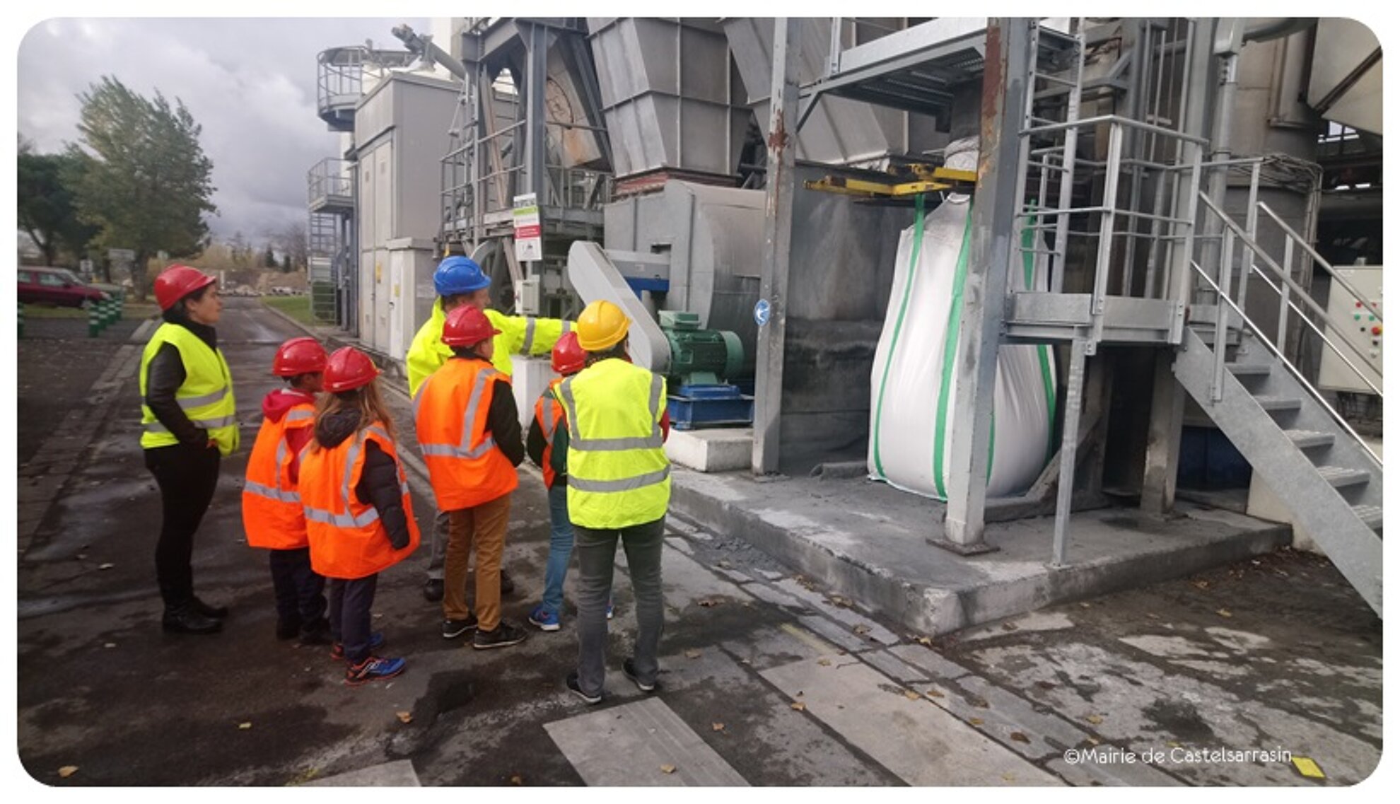 Les élus du CMJ portant un casque et un gilet de sécurité pour visiter la déchetterie Les élus du CMJ portant un casque et un gilet de sécurité pour visiter la déchetterie