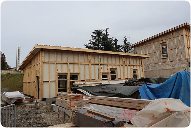 Matériel de chantier devant le batiment