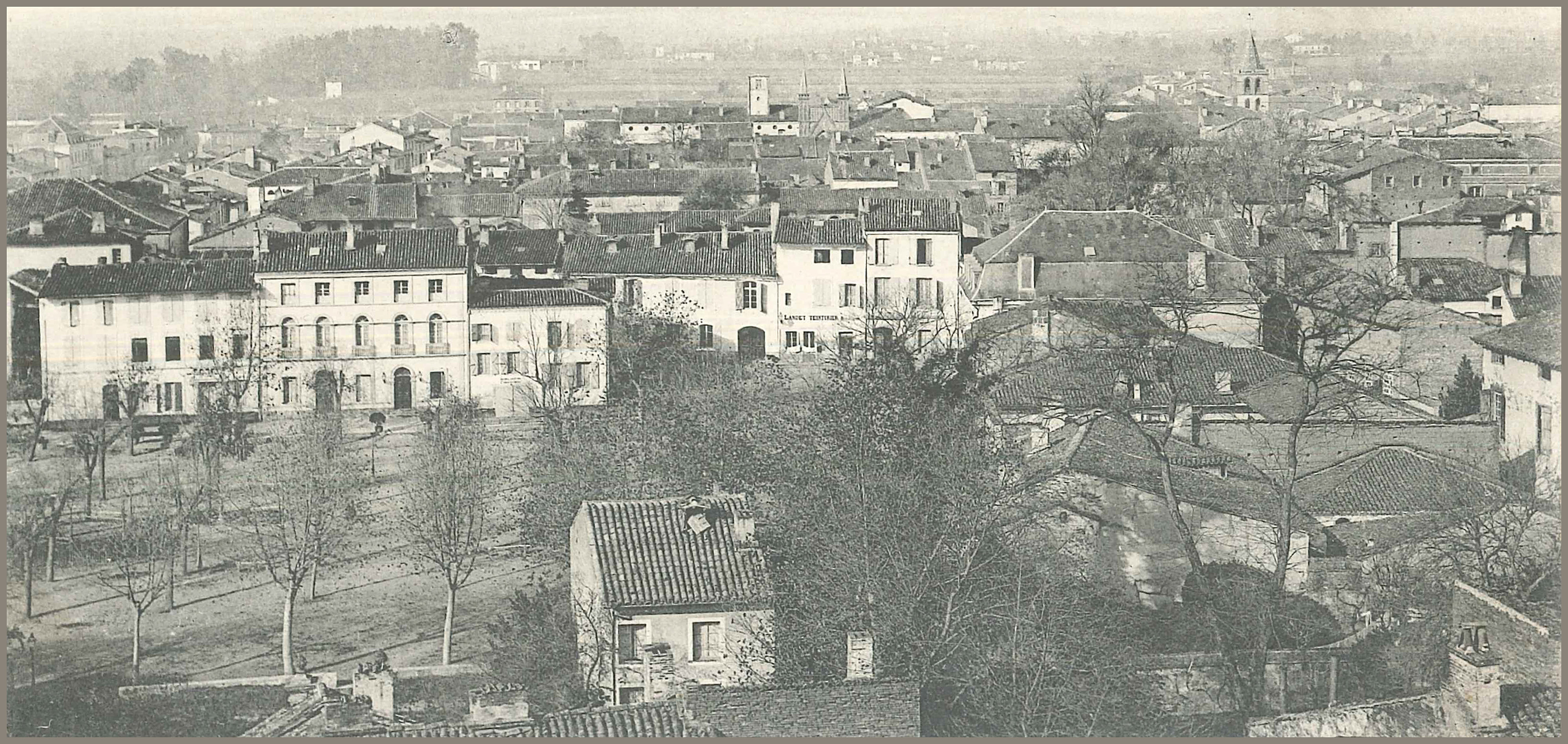 Image d'archive en noir et blanc, vue générale de la ville de Castelsarrasin