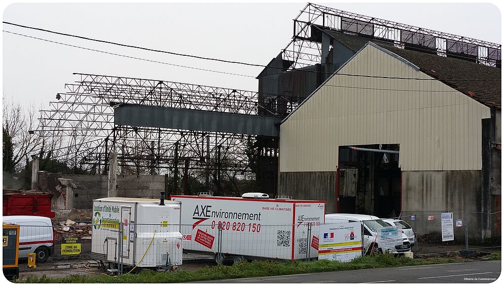 Une partie complète de l'édifice a été détruite, il ne reste plus que la carcasse en métal Une partie complète de l'édifice a été détruite, il ne reste plus que la carcasse en métal