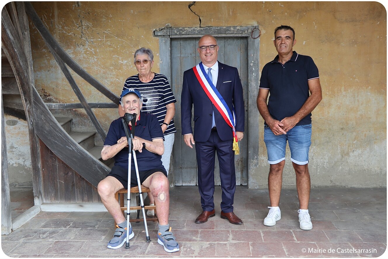 Dépôt de gerbe à la stèle de Guillaume Mézamat