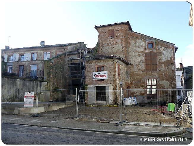 Barrières autour du chantier de la maison d'Espagne