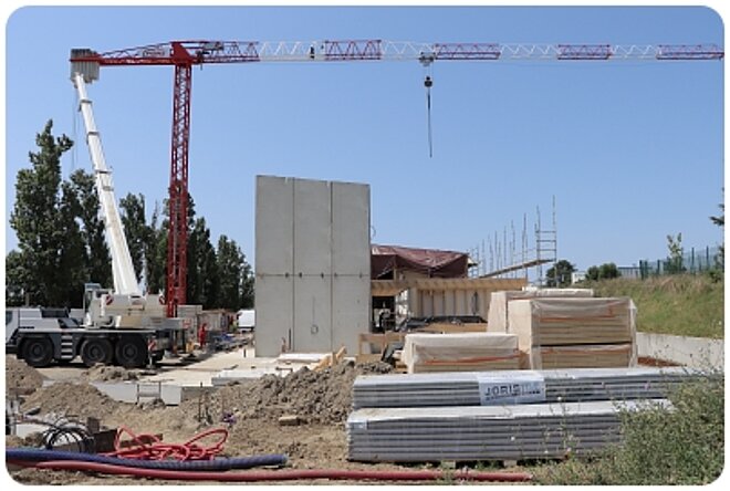 Grue en action sur le chantier de l'école élémentaire