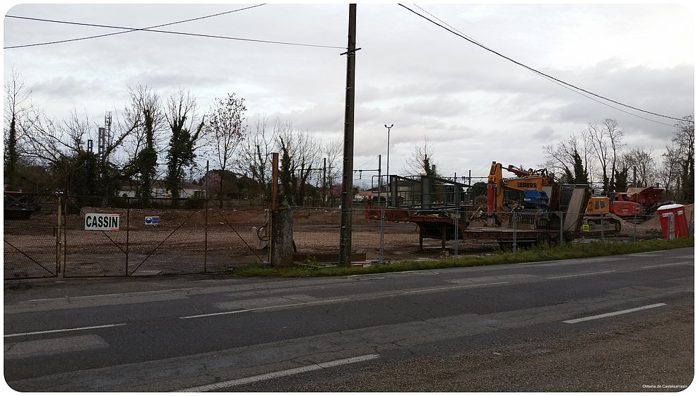 Le terrain est désormais vide, il ne reste que les engins de chantier