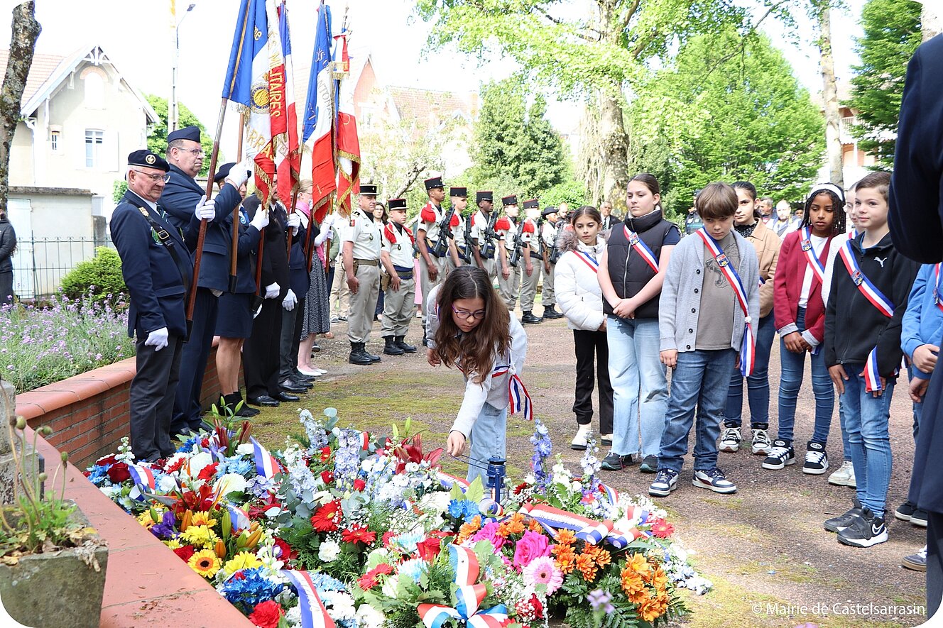 Le 8 mai 2025, le Conseil Municipal des Jeunes a participé à la commémoration de la Fête de la Victoire de 1945, organisée au Monument aux Morts de Castelsarrasin.