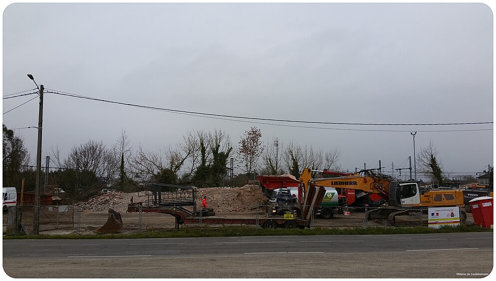 Les ouvriers sont toujours à l'oeuvre malgré le mauvais temps, de l'ancien chantier fluvial il ne reste plus qu'un tas de brique Les ouvriers sont toujours à l'oeuvre malgré le mauvais temps, de l'ancien chantier fluvial il ne reste plus qu'un tas de brique