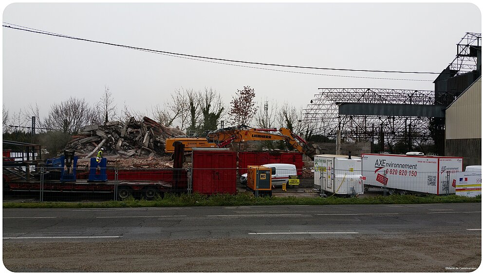 Les gravas sont posés sur une remorque Les gravas sont posés sur une remorque