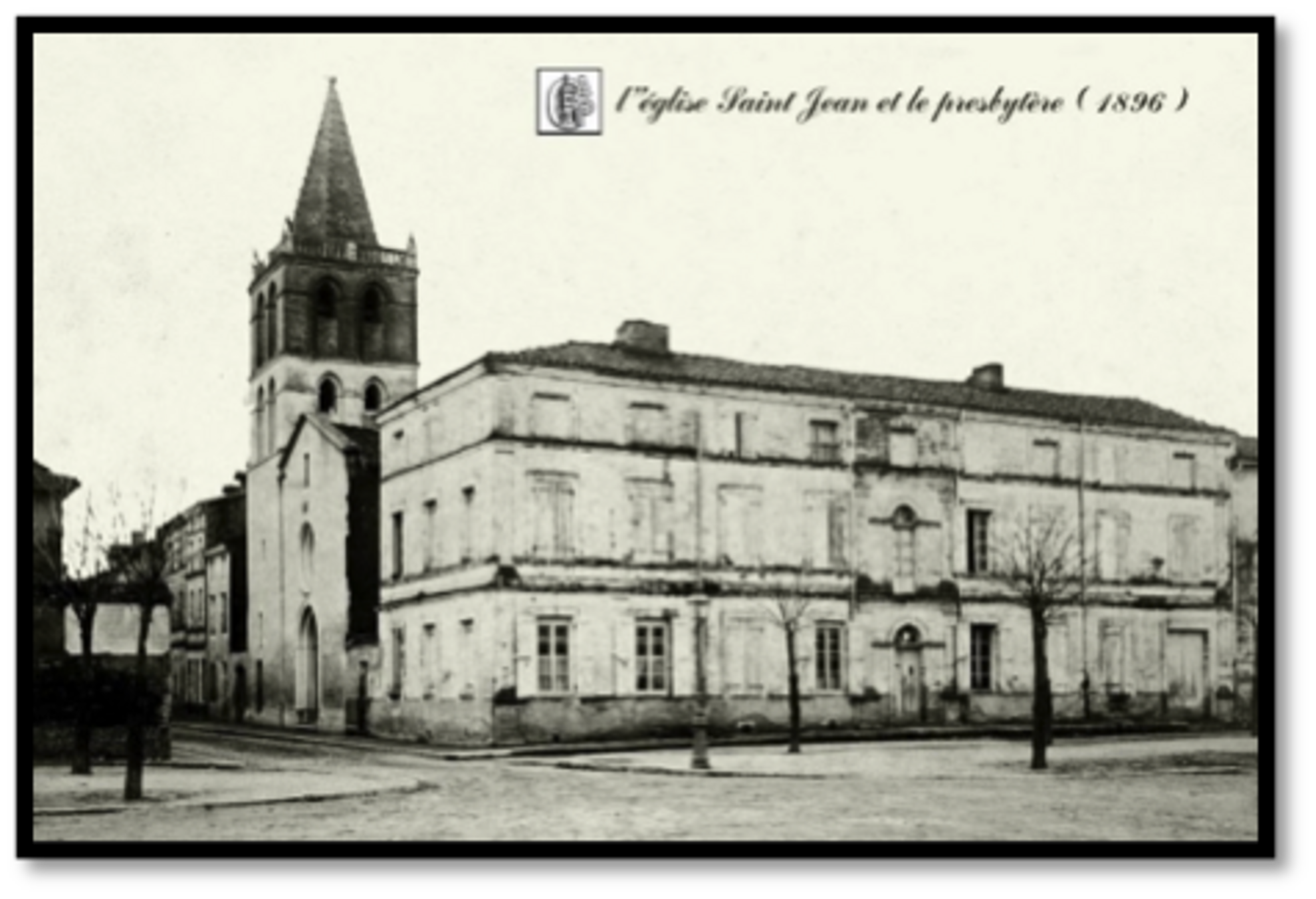 Photographie de l'église de Saint-Jean et de son presbytère Photographie de l'église de Saint-Jean et de son presbytère