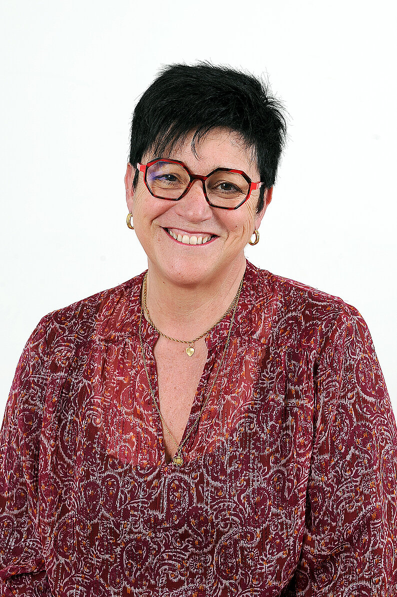 Portrait de la sixième adjointe au maire, Muriel CARDONA, de face