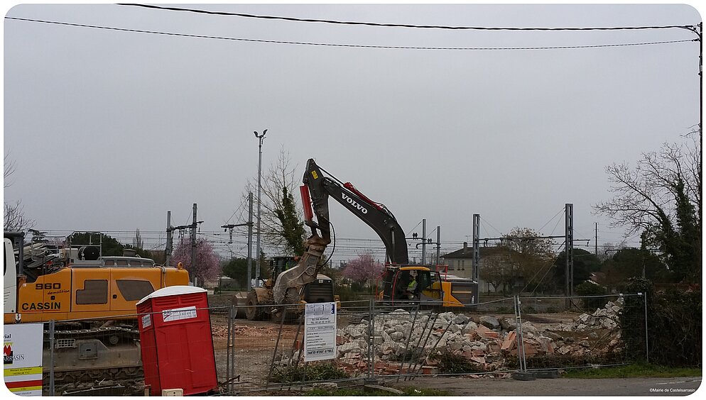 La pince ramasse les derniers gravas encombrants La pince ramasse les derniers gravas encombrants