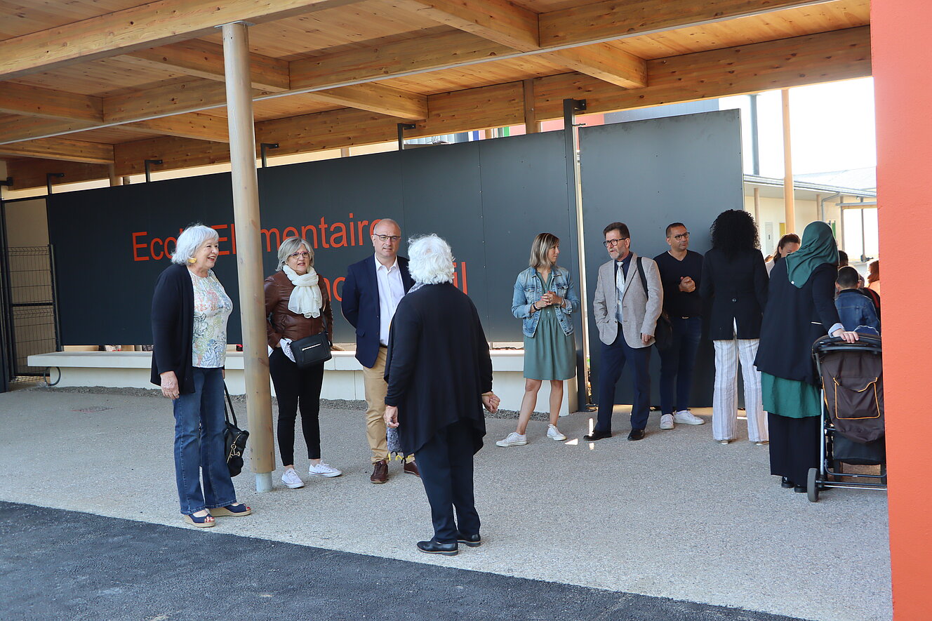 Rentrée dans l'école en présence du maire