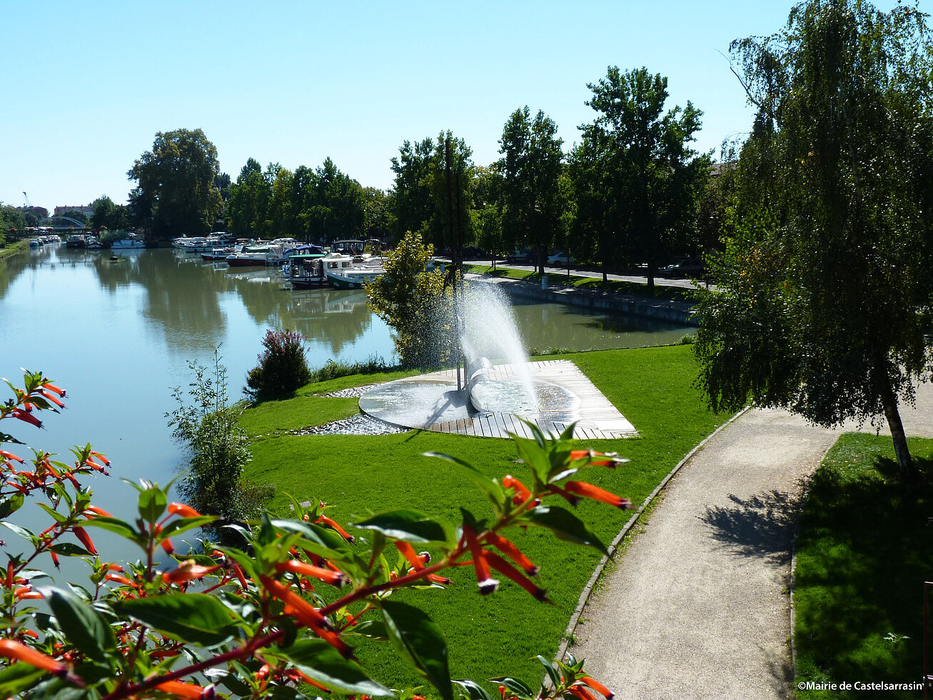 Photo du port de Castelsarrasin et sa fontaine depuis la passerelle Photo du port de Castelsarrasin et sa fontaine depuis la passerelle