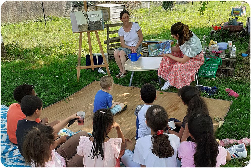 Lecture dans le jardin du Centre social de Castelsarrasin Lecture dans le jardin du Centre social de Castelsarrasin