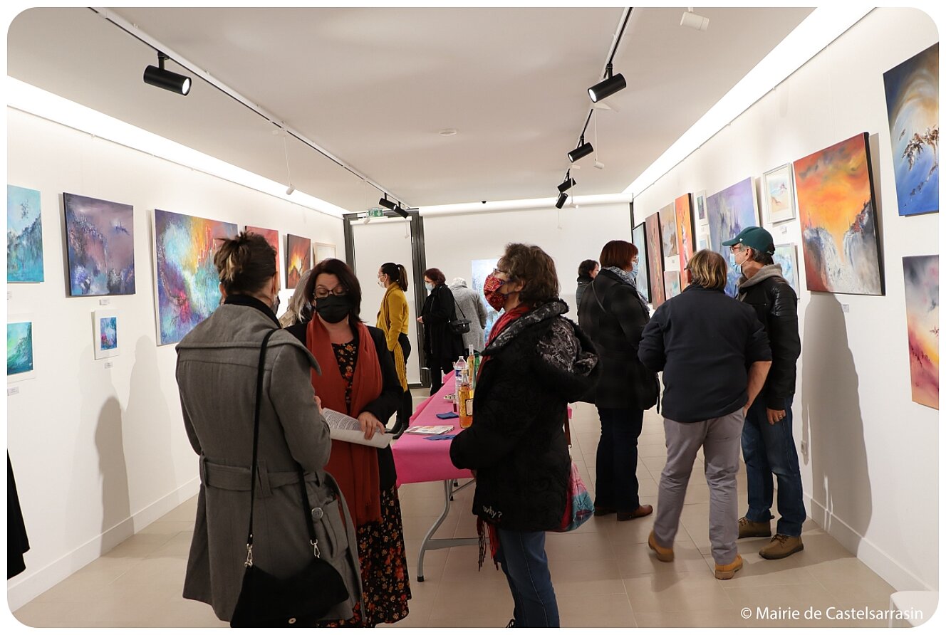 Thésée discutant avec des personnes venues au vernissage Thésée discutant avec des personnes venues au vernissage