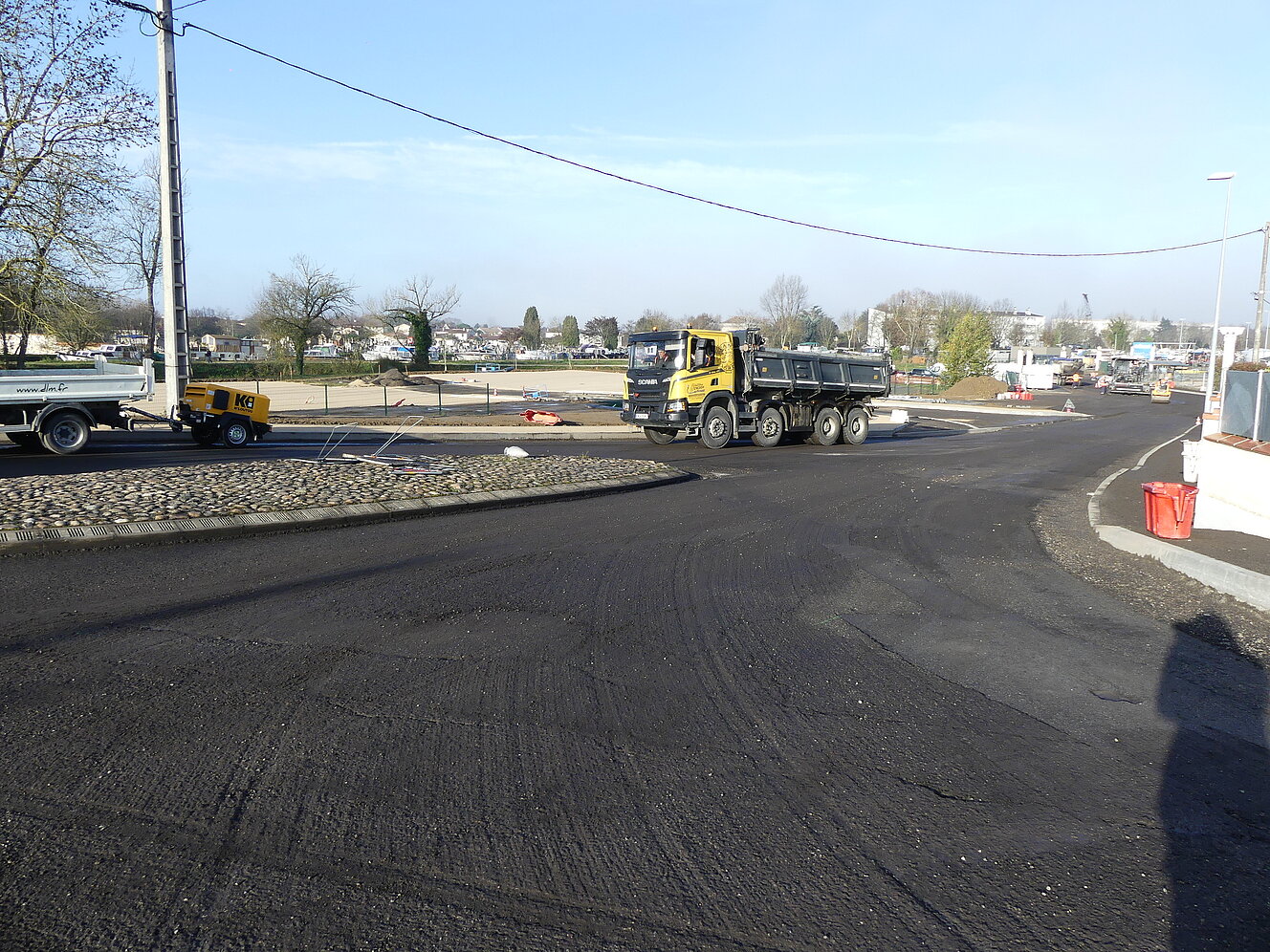 Route fraîchement goudronnée Route fraîchement goudronnée