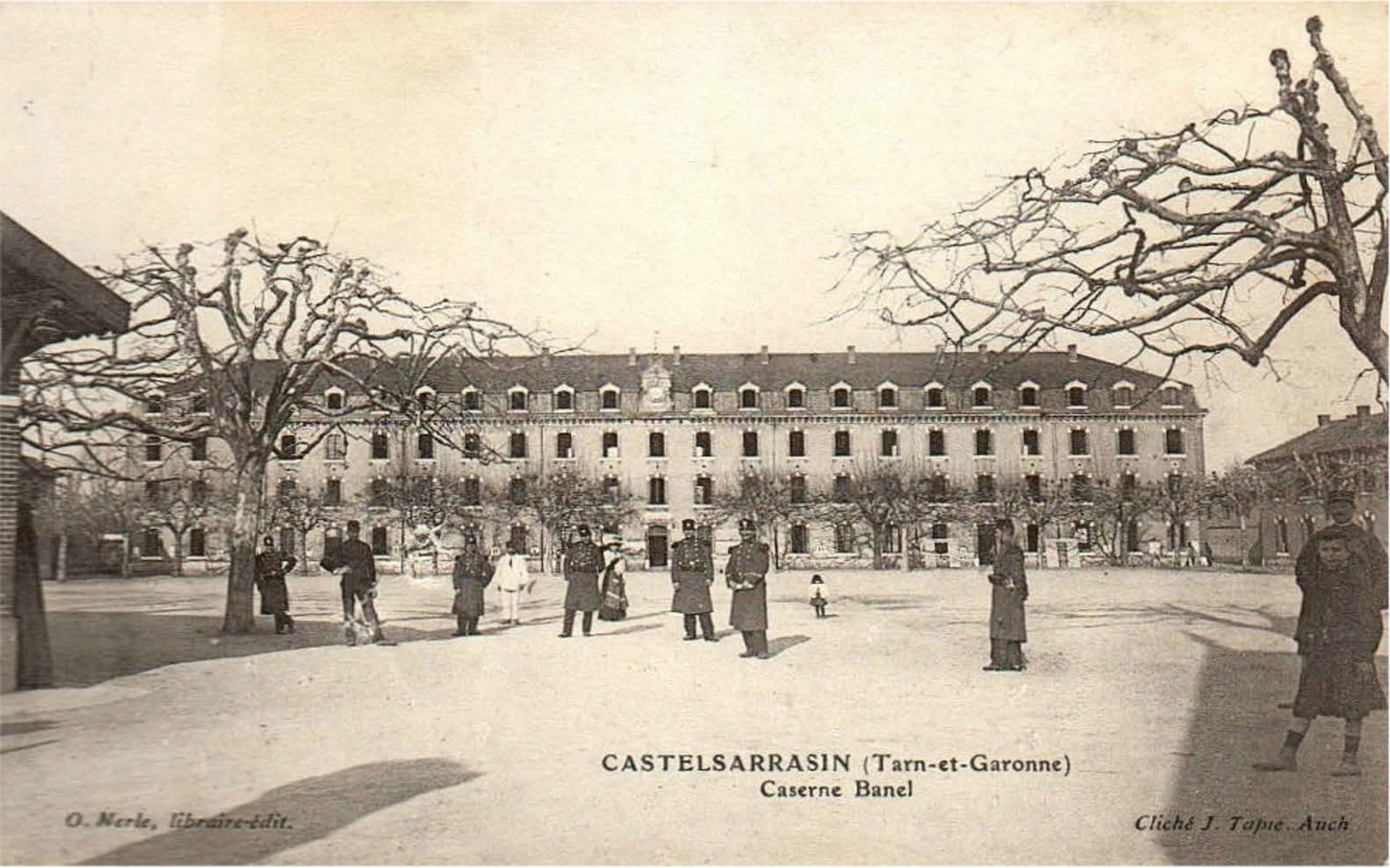 Carte postale | Bâtiment principal surmonté de l'horloge Carte postale | Bâtiment principal surmonté de l'horloge