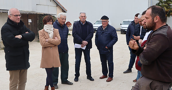 A gauche, monsieur le Maire, madame Véronique Colomié, le conseiller municipal délégué Jean-Armand Lalane et l'adjoint à l'agriculture Serge Lannes. A droite, les agriculteurs expliquant leurs problématiques