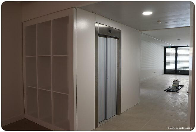 Finitions en cour à l'intérieur du bâtiment, avril 2021 Finitions en cour à l'intérieur du bâtiment, avril 2021