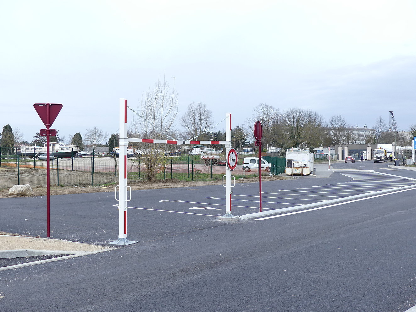 Entrée du parking pour véhicules légers