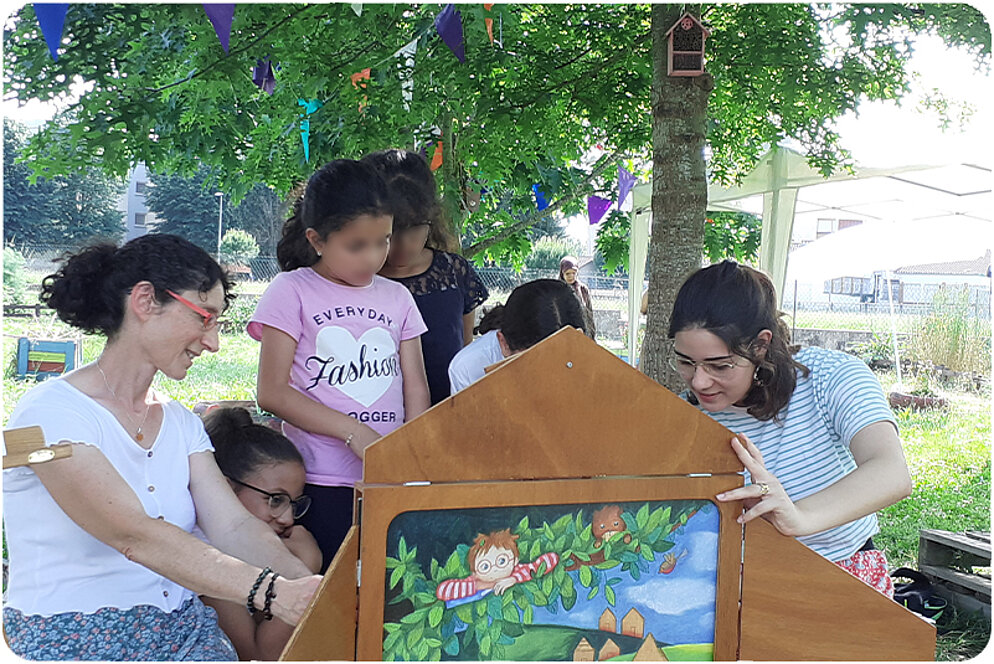 Lecture dans le jardin du Centre social de Castelsarrasin Lecture dans le jardin du Centre social de Castelsarrasin